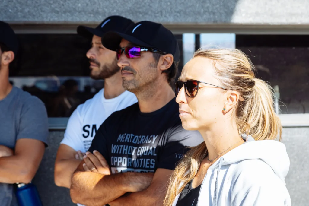 Entrenadores y entrenadora del TEC siguiendo un partido