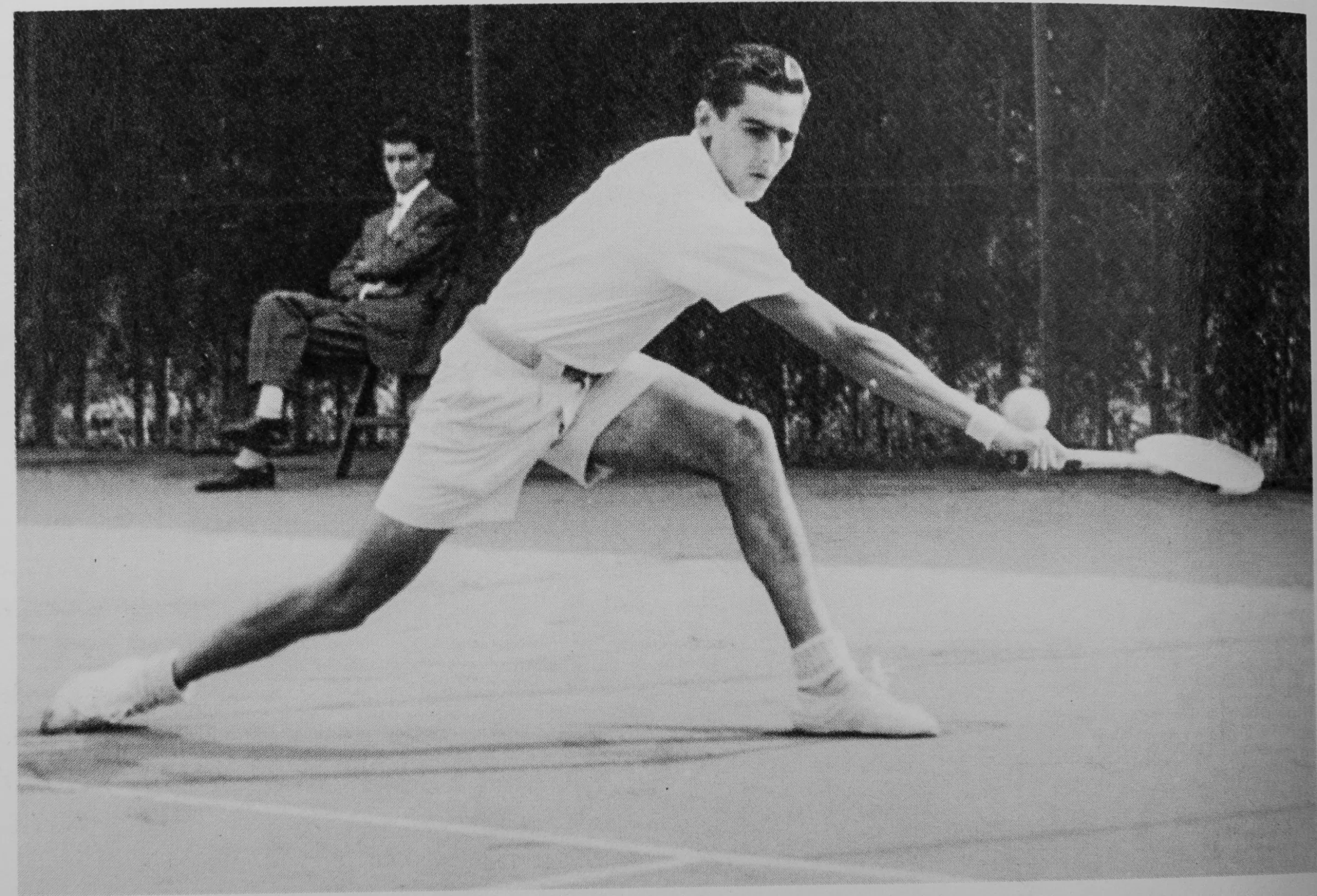 Carles Ferrer Salat en una volea baja, fotografía de archivo en blanco y negro