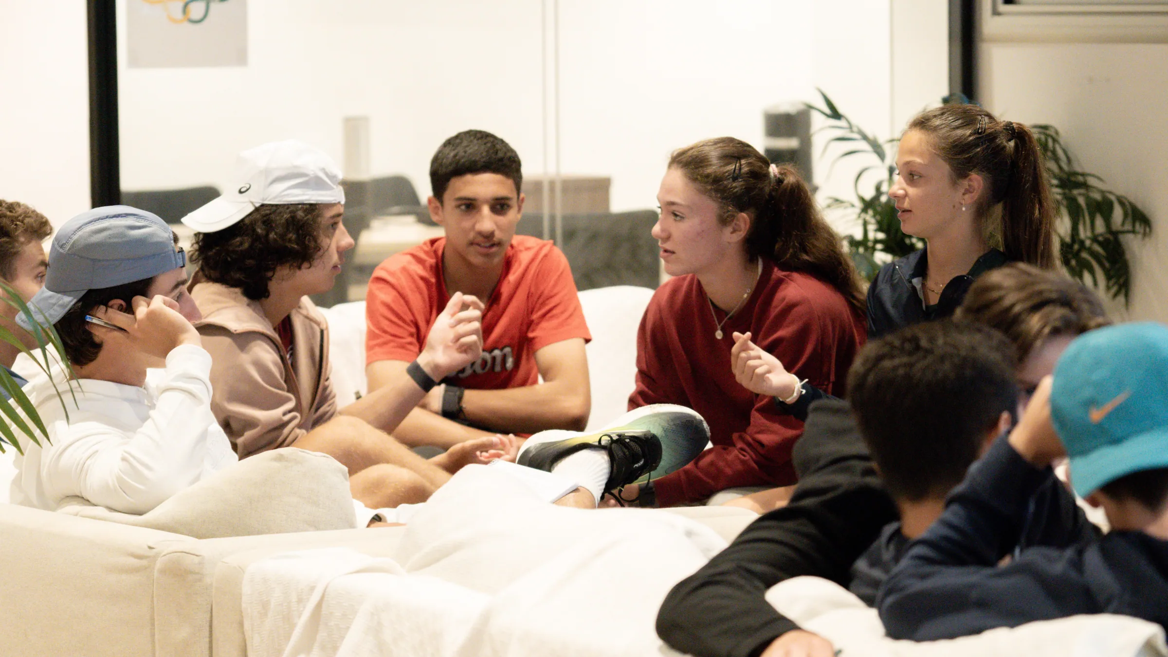 Jóvenes tenistas del TEC conversando en la sede