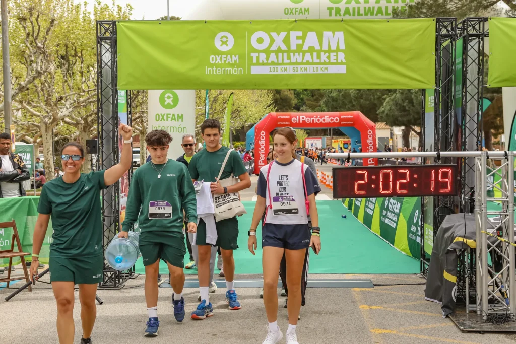 Equipo del TEC cruzando la meta de la Oxfam Intermón Trailwalker