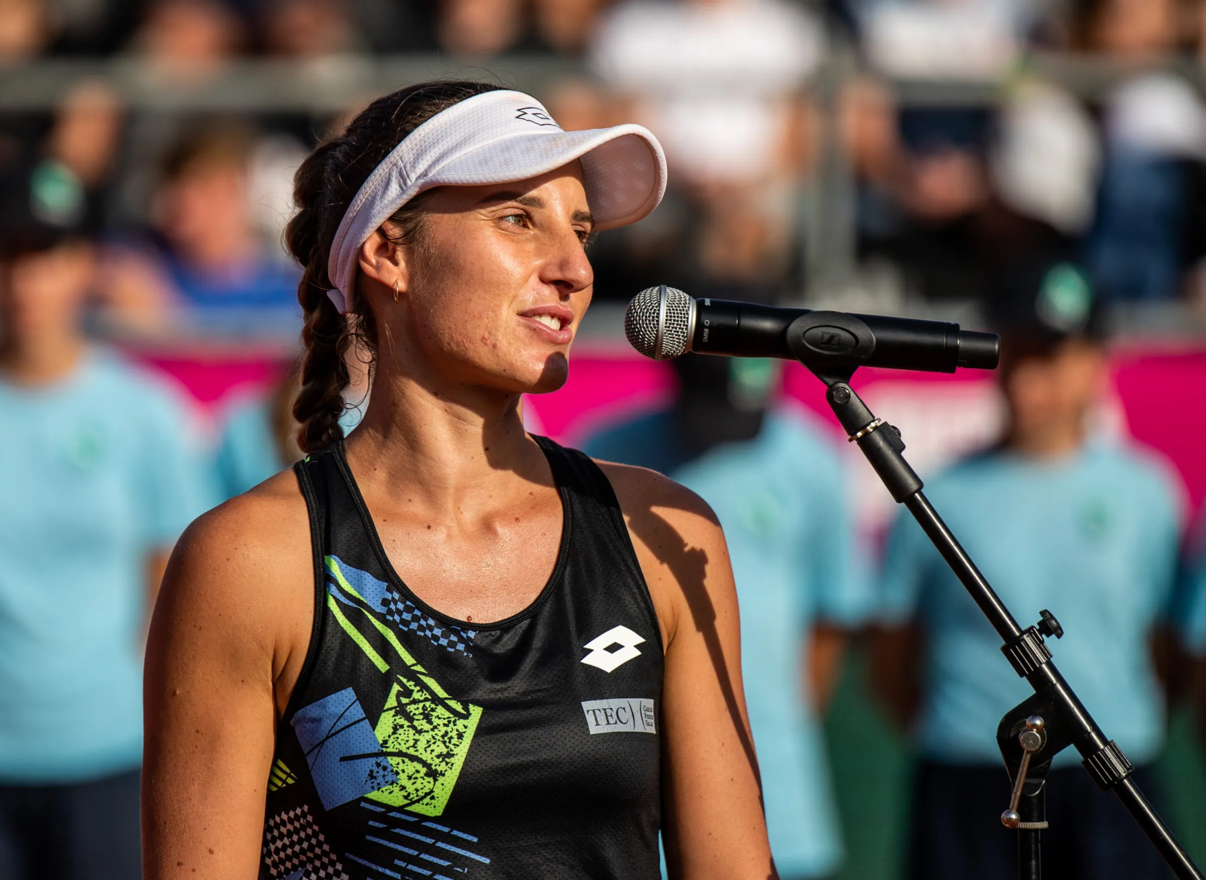 Tenista del TEC habla al público tras un torneo WTA 125