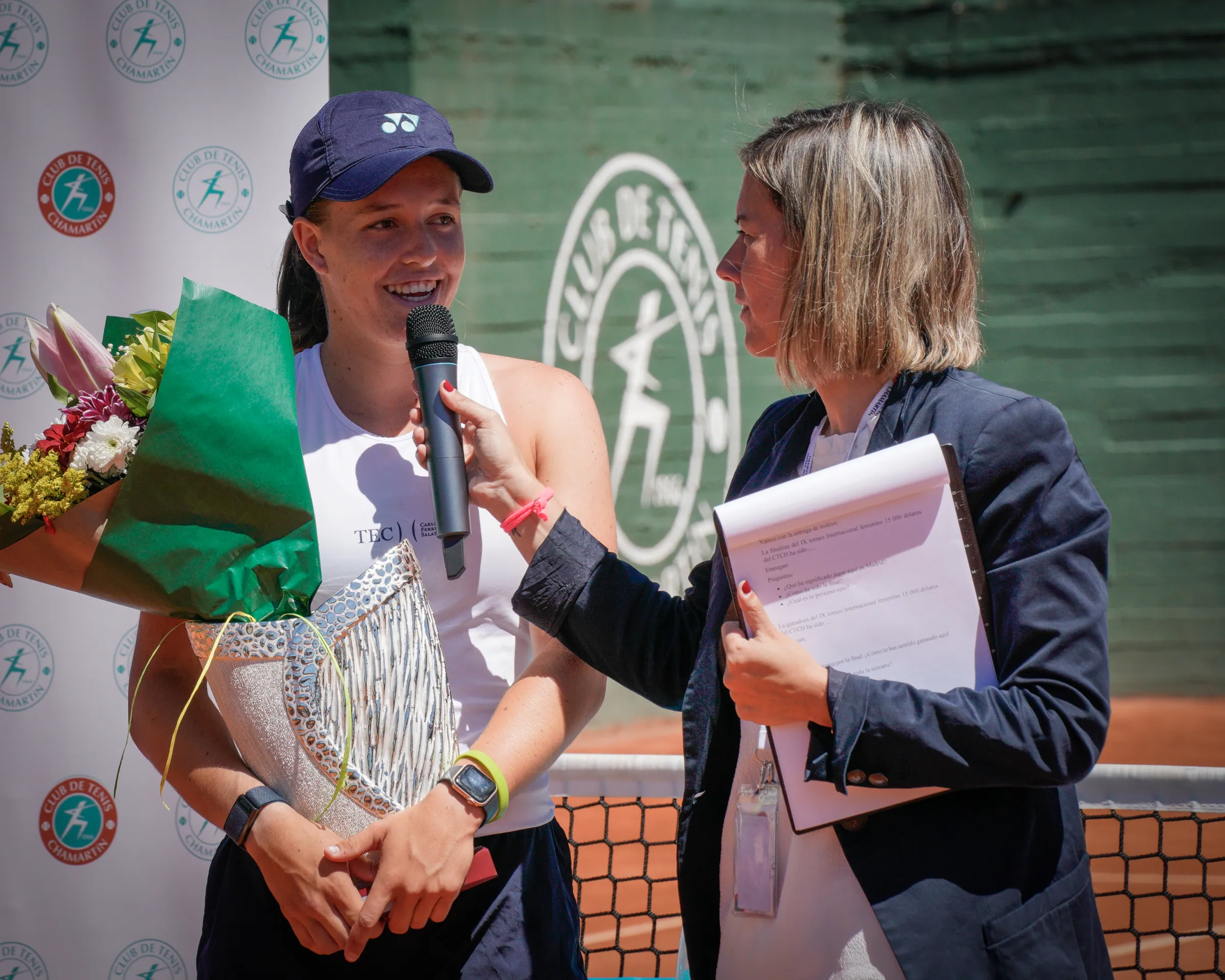 Jugadora del TEC con el trofeo atendiendo a la prensa