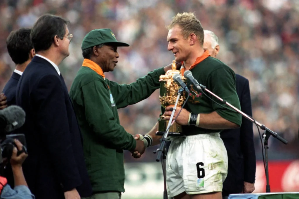 Nelson Mandela entrega la copa del mundo de rugby a François Pienaar
